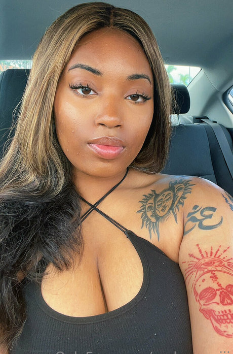 melamamiii hot star img