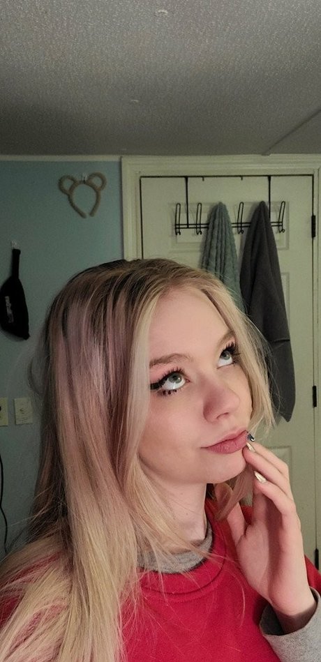 Sativa Skies model pretty gallery