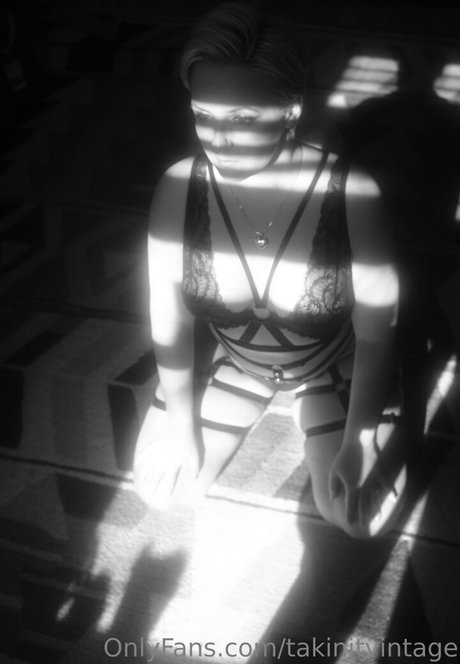 takinitvintage model nude pic