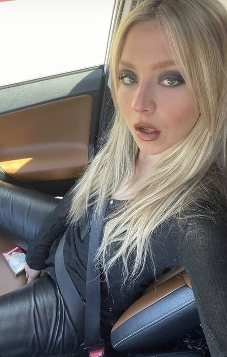 Luna Montana nude actress pics