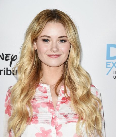 Virginia Gardner naked model photo