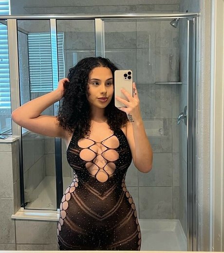 frostedaliine model naked pictures