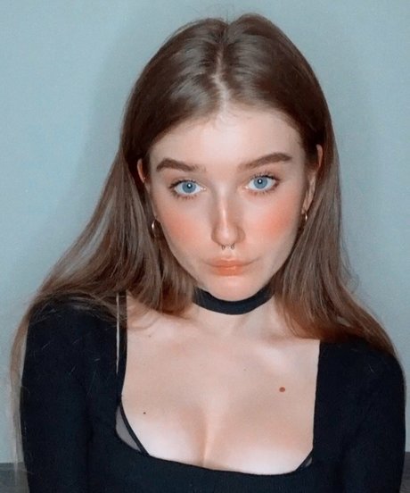 mycourtneyfrost beautiful actress pics