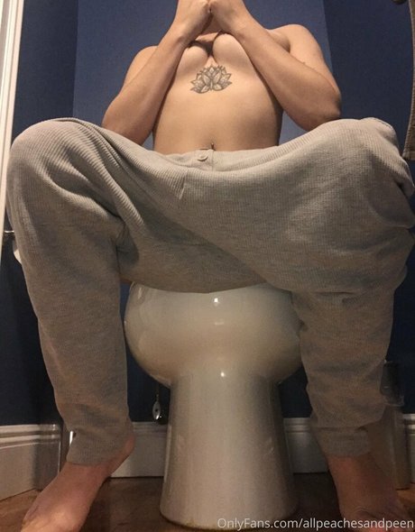 peachcreamzzz exclusive model image