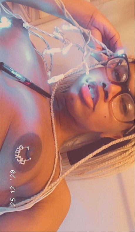 Cloudy Vi hot model pic