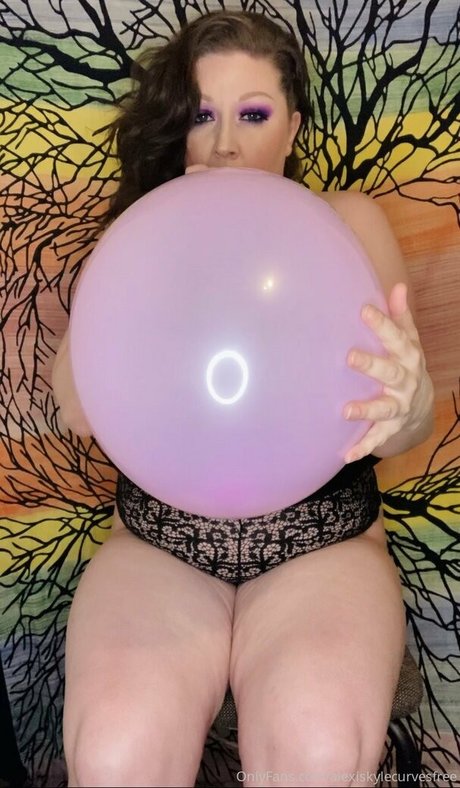 alexiskylecurvesfree erotic model picture