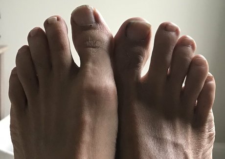 barefeeticus naked star photo