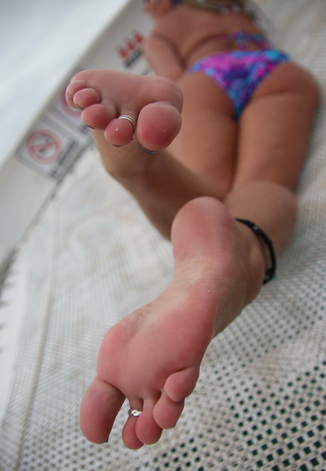 wonderfeetwoman pornstar erotic photo