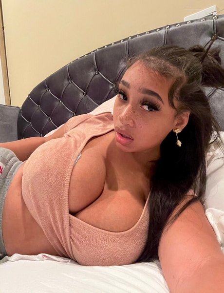 Lexxiibaebie erotic star photo