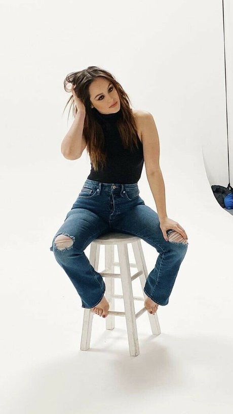 Hayley Orrantia model pretty pic