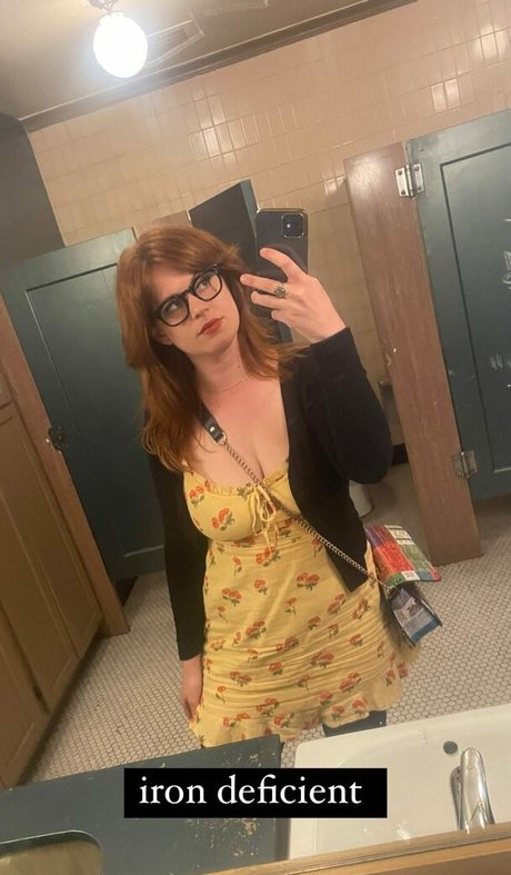 Allie Goertz model sex photo