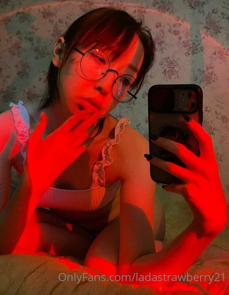 ladastrawberry21 naked model gallery