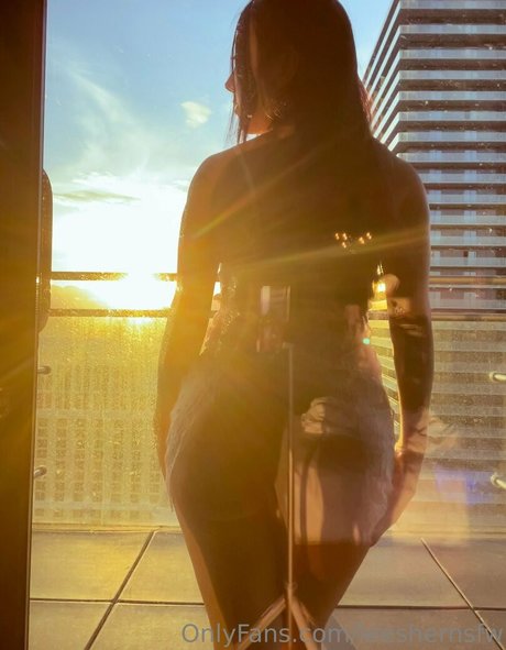 leeshernsfw model naked img