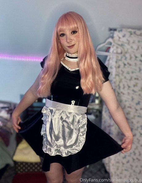 sunkensuccubus model naked photo