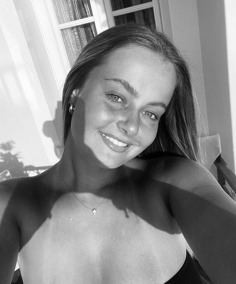 Leah Booth nude actress galleries