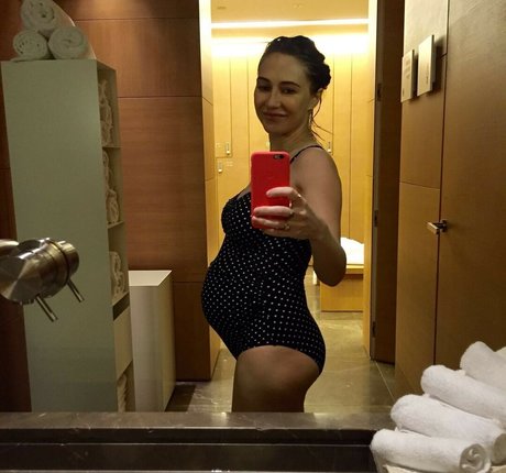 Carice Van Houten erotic actress pics