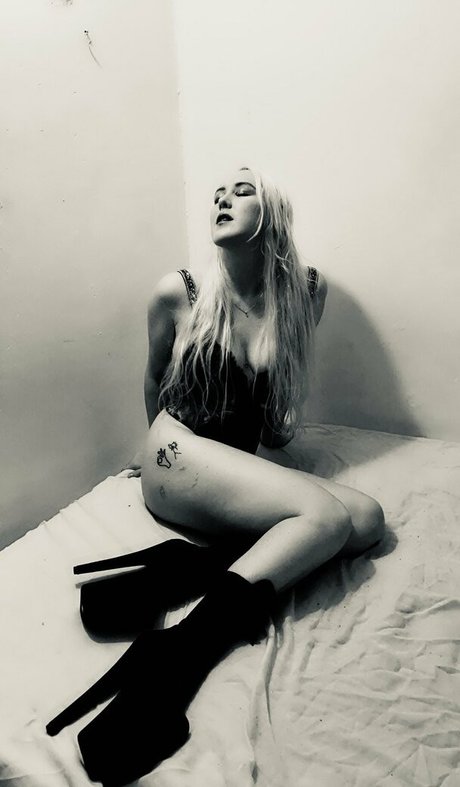 annanicolevip pornstar naked photo