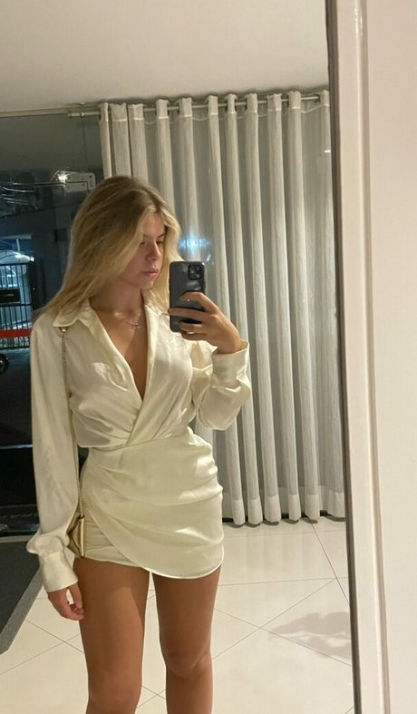 _lauraperis best model photo