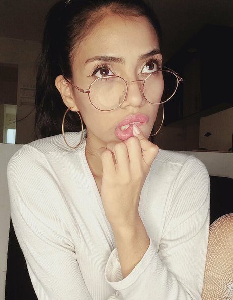 venus 22 pornographic model image