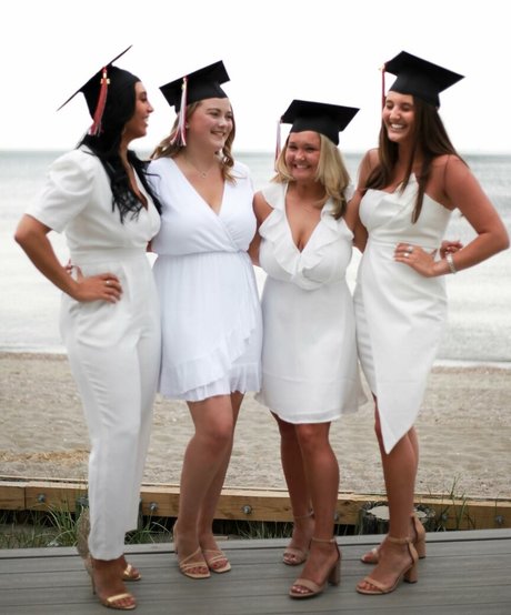 Olivia H nude model photo