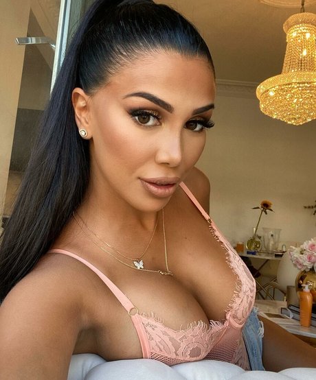 Isabel Raad naked star picture