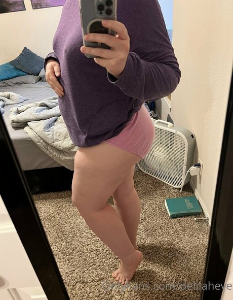 delilaheve naked actress picture