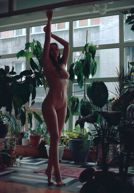 Angela Halee sexy model img