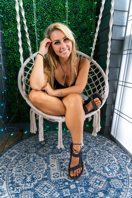 Moody feet model high quality img