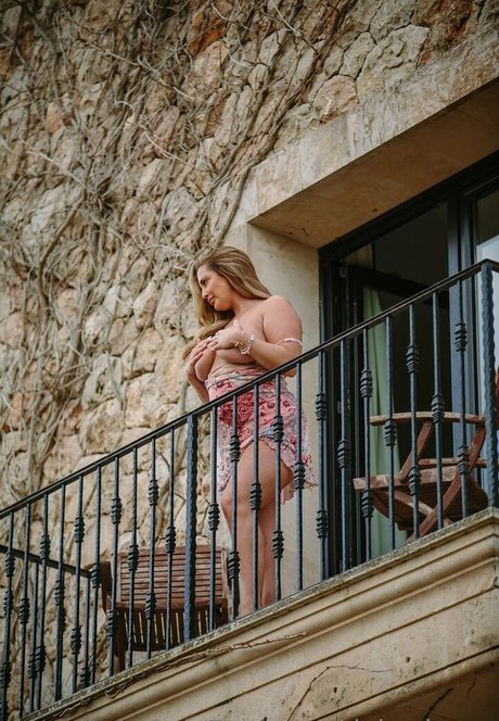 Daisy Watts model nudes images