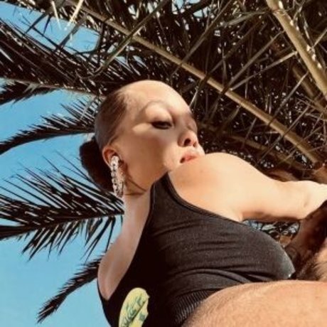 SaraGold model hd pic