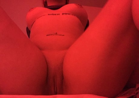 viettbratt model nude pictures