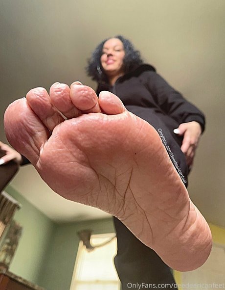 deedeericanfeet pretty actress image