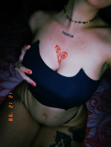 Peachpies nude model photo