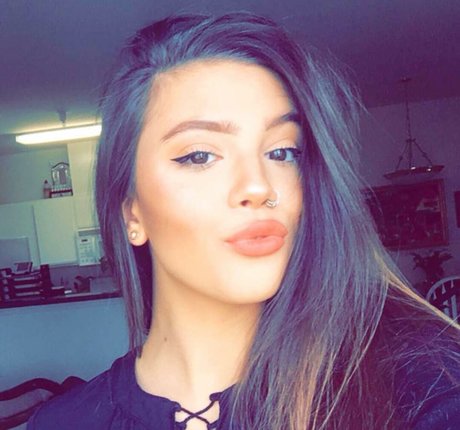 Kaylee Burnett nude model photos