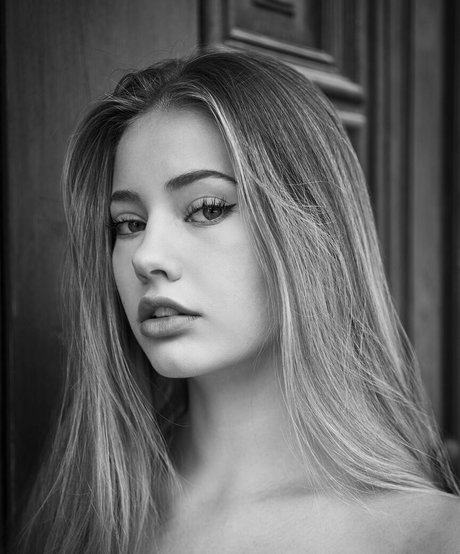 Tatiana Kaer hot pornstar pics