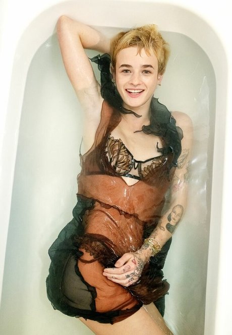 Esther McGregor adult model picture