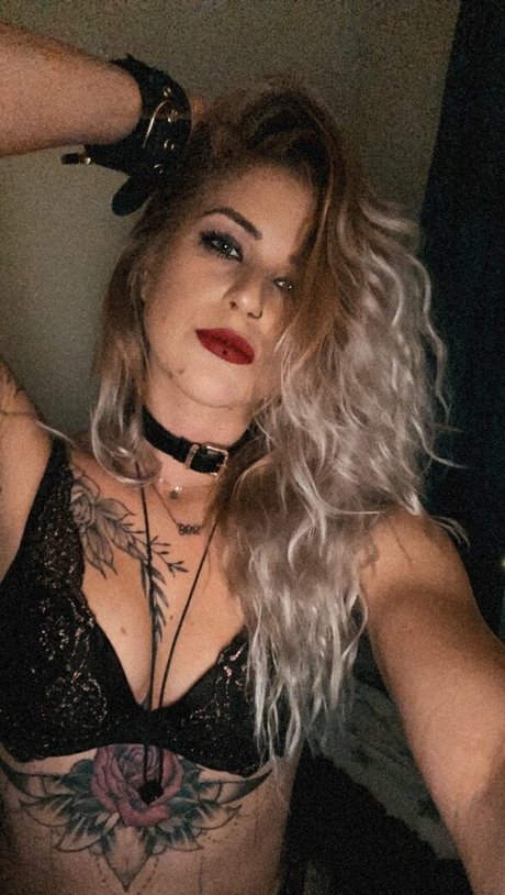 joymontana model naked photo