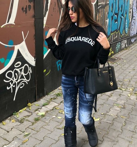 Meshi Malka model art pictures