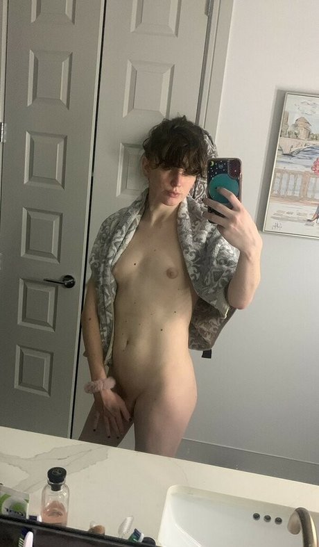 Newdle Head Bella model pornographic pics