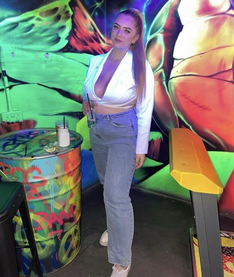 Hollie H model hd pictures