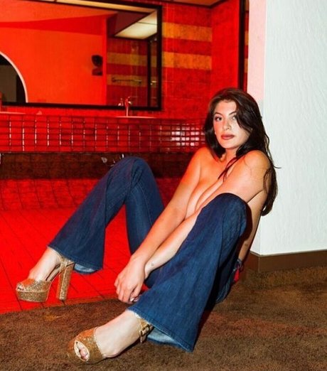 Arianna Basseri Lee model top images