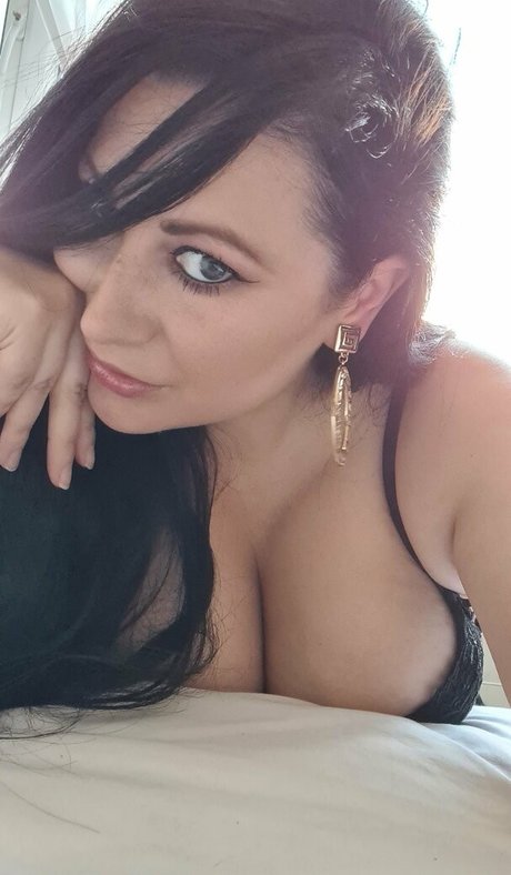 larajadedeene model hot photo