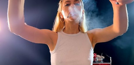 starr smokes star sexy pic