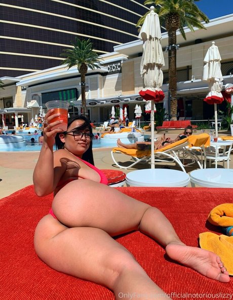 latoxicalizzy model erotic photo