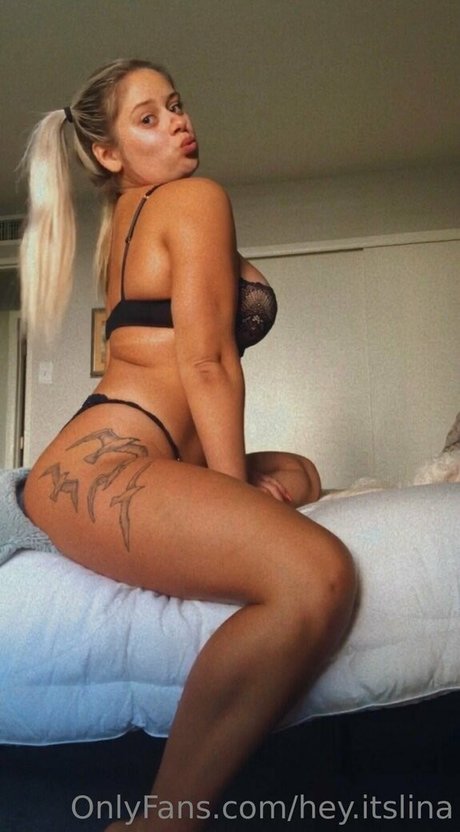 hey itslina naked model photo