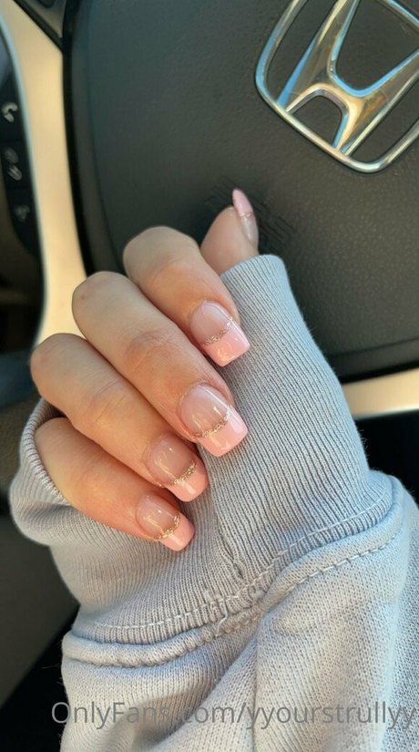 yyourstrullyy model porn image