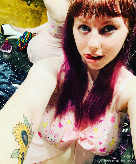 petiteivy model top pic