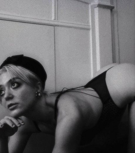 alittle vampy naked actress pictures