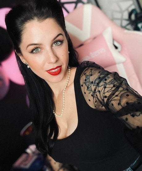 Punkqueenxoxo model pretty image