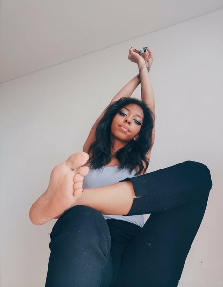 feetofmelanie model art pic